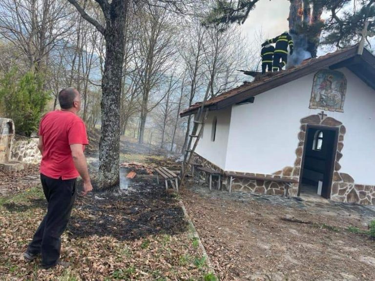 Горя покривът на вековен параклис край село Гостун община Банско