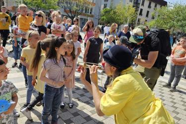 Клоуни без граница зарадваха със забавно шоу децата на Симитли