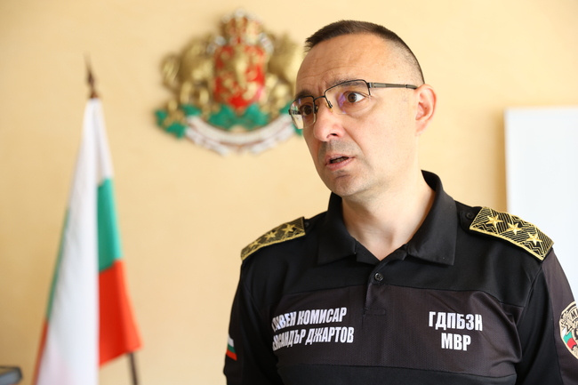 Екипите, които гасят пожара по българо-гръцката граница, са изтеглени заради взривове на мини, обясни гл. комисар Александър Джартов