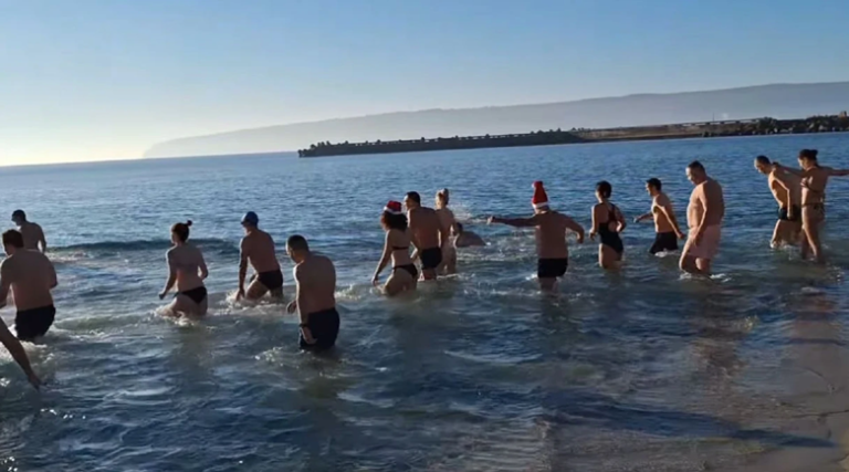 Голи куржалии посрещната новата година в студените води на морето