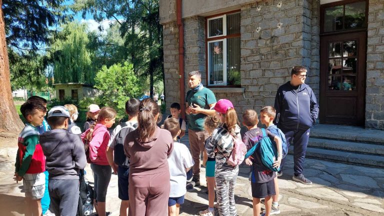 С много старание и грижа екипът на Професионална лесотехническа гимназия „Никола Вапцаров” посрещна днес най-малките „лесовъди”