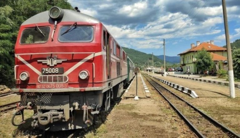 Теснолинейката престоява на гара Белица заради пожара край Якоруда