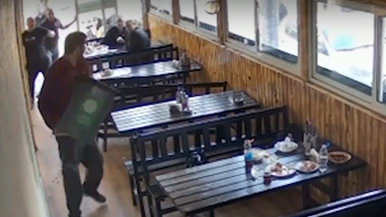 Мъж нападна с нож хора в пълен ресторант в София