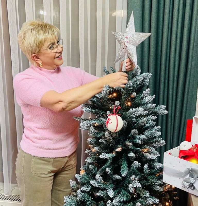 Певицата на народа Николина Чакърдъкова пред ТОП ПРЕСА: Отрязах всички покани, по това време на годината вече избирам семейството