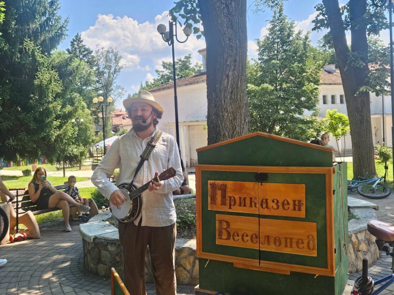 Ден, изпълнен с усмивки, творчество и вълшебство, зарадва момичетата и момчетата в Добринище!