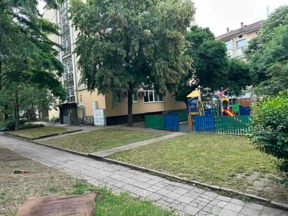 Нови детски площадки и тротоари в междублокови пространства в Благоевград