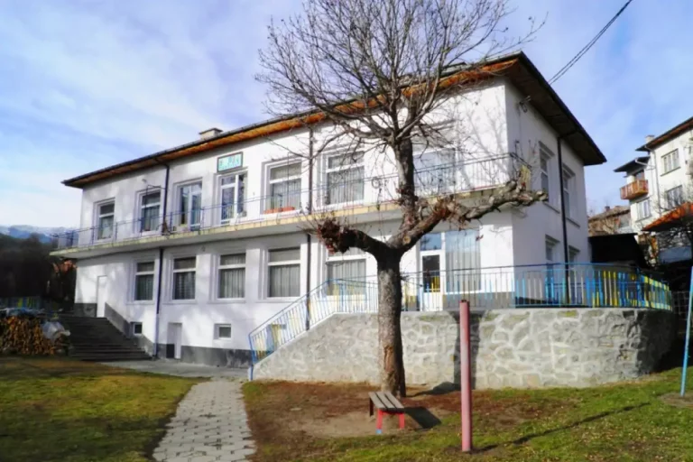 Родители преобразиха двора на детската градина със собствен труд и средства в село Бачево