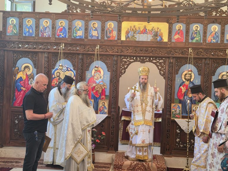 Oсветихa храм „Света Троица“ в с. Железница на празника Свети Дух