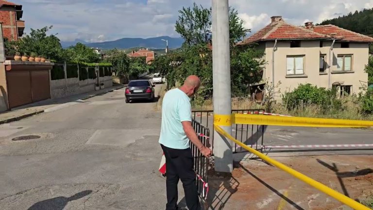 Абсурд в Рилци: Поставиха два стълба по средата на улица