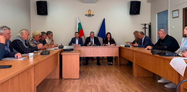 Областният управител на област Благоевград Васил Трендафилов проведе работна среща във връзка с предстоящия есенно-зимен период