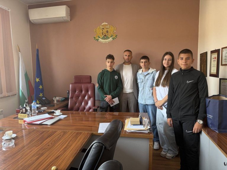 Кметът на Белица награди призьорите от международното състезание TeenEagle в Оксфорд