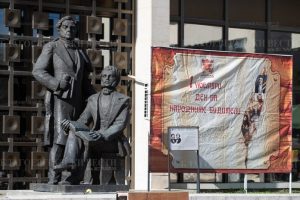 Съвременни будители: Поднасяне на книга вместо цвете в Благоевград