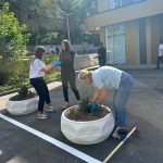 Младежи и доброволци преобразиха двора на Младежкия център в Благоевград