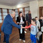 Деца с подаръци за кмета на община Гоце Делчев Владимир Москов