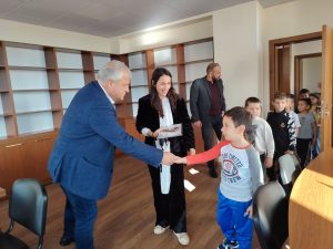 Деца с подаръци за кмета на община Гоце Делчев Владимир Москов