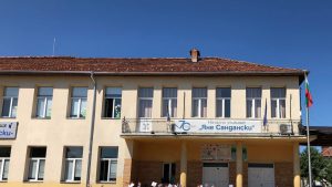 „Ще пребъде, защото ни има!“ – под това послание учениците от Начално училище „Яне Сандански“ в Разлог представят своя празничен спектакъл