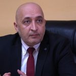 Полицаи ровили в брашното и захарта на кмета на Кърджали за улики