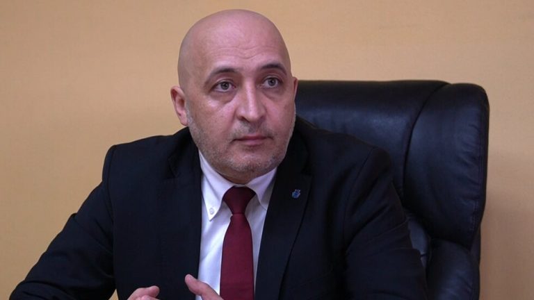 Полицаи ровили в брашното и захарта на кмета на Кърджали за улики