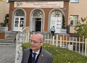 Кметът на община Благоевград Методи Байкушев упражни правото си на глас в III ОУ „Димитър Талев“