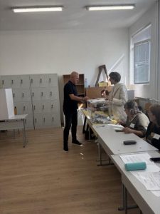 Кметът Апостолов гласува: „Дадох гласа си за човека, който вярвам, че ще бъде наистина обединител на нацията“