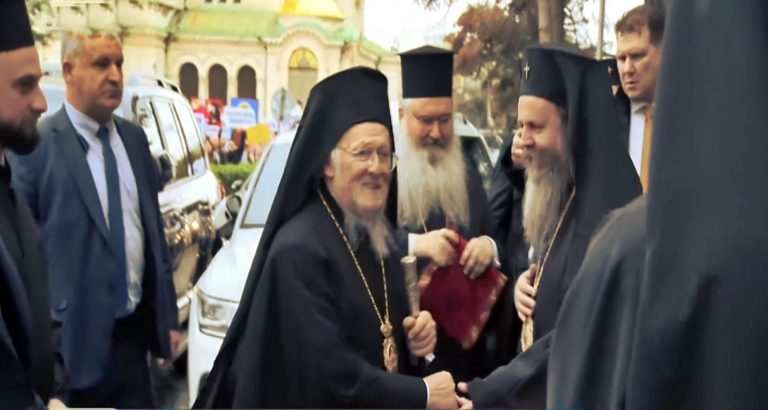 Патриарсите Вартоломей и Даниил заедно пред мощите на Рилския Чудотворец