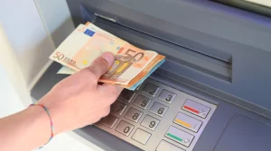 Минималната заплата в Гърция се очаква да достигне 1000 евро