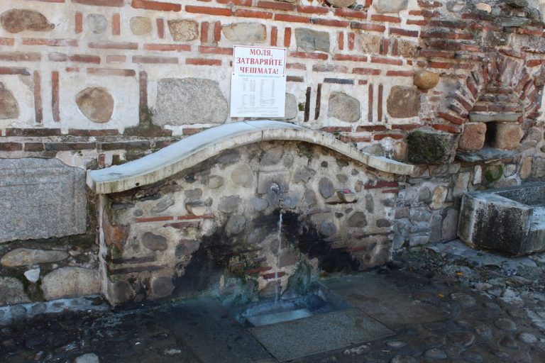 Мраморни лъвски глави ще красят чешмите с минерална вода в Кюстендил